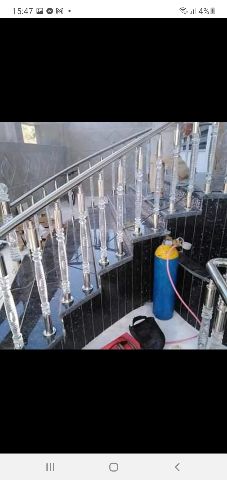 Rampe escalier inox 304L et verre, soudure TIG 141, pose sur chantier, finition brossée, bouteille argon