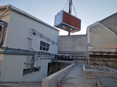 Installation d'une tour de refroidissement avec les tuyaux qui seront créé une fois la pièce posée